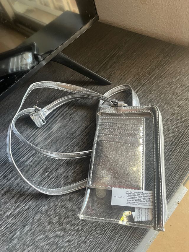 Bolso móvil y tarjetas Primark plateado