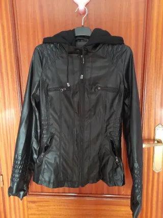 Chaqueta negra de cuero con capucha