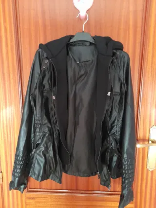 Chaqueta negra de cuero con capucha