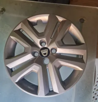 4 .Tapacubos Dacia Sandero Stepway para llanta 16"