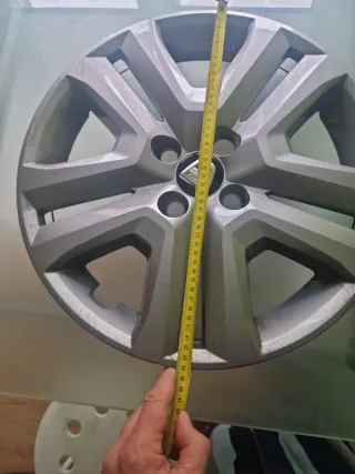 4 .Tapacubos Dacia Sandero Stepway para llanta 16"