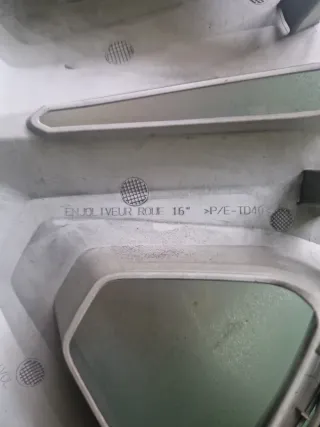 4 .Tapacubos Dacia Sandero Stepway para llanta 16"