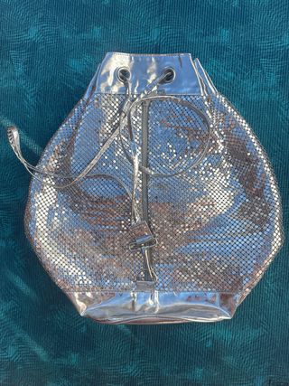 Mochila plateada con malla
