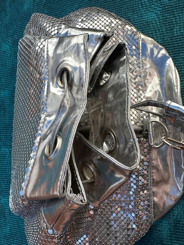 Mochila plateada con malla