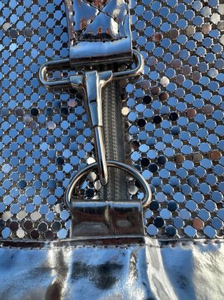 Mochila plateada con malla