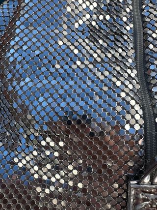 Mochila plateada con malla