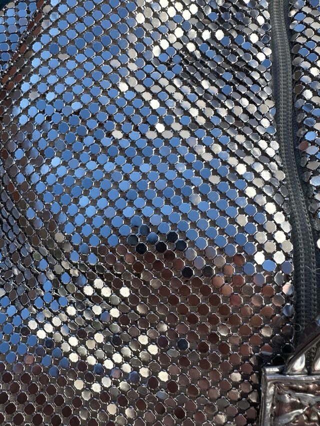 Mochila plateada con malla