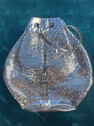 Mochila plateada con malla