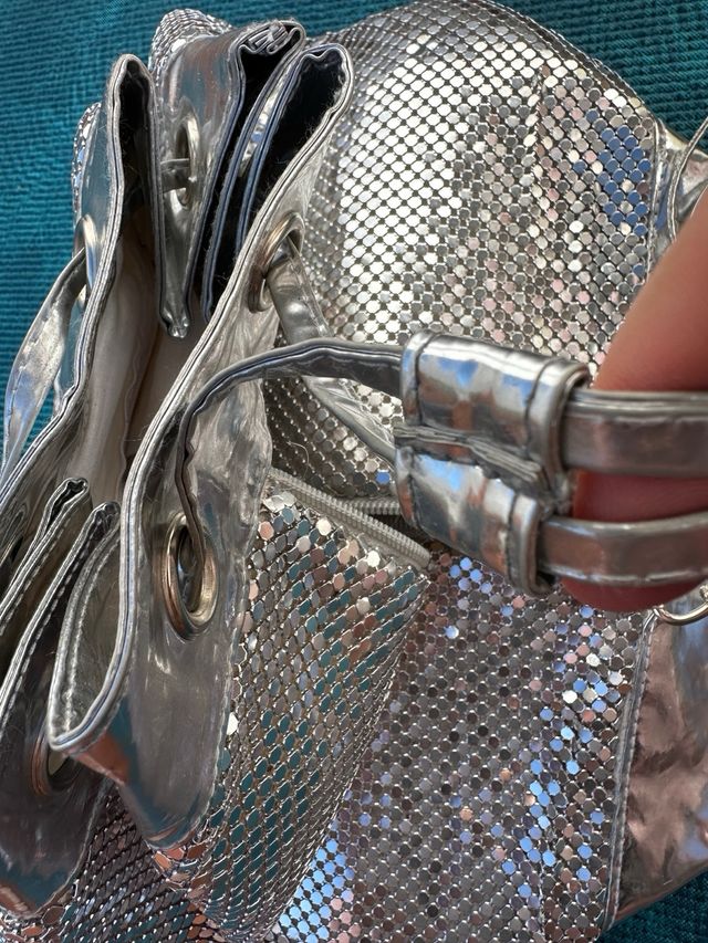 Mochila plateada con malla