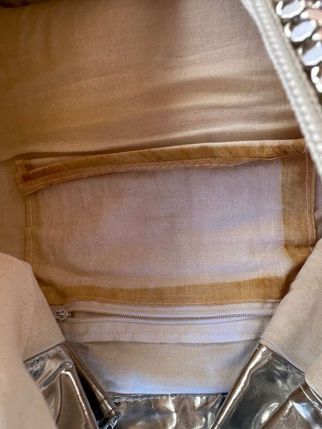 Mochila plateada con malla