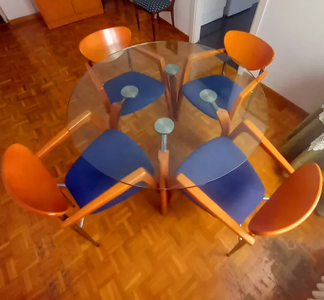 Mesa cristal redonda con 4 sillas naranjas