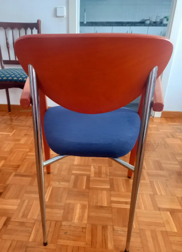 Mesa cristal redonda con 4 sillas naranjas