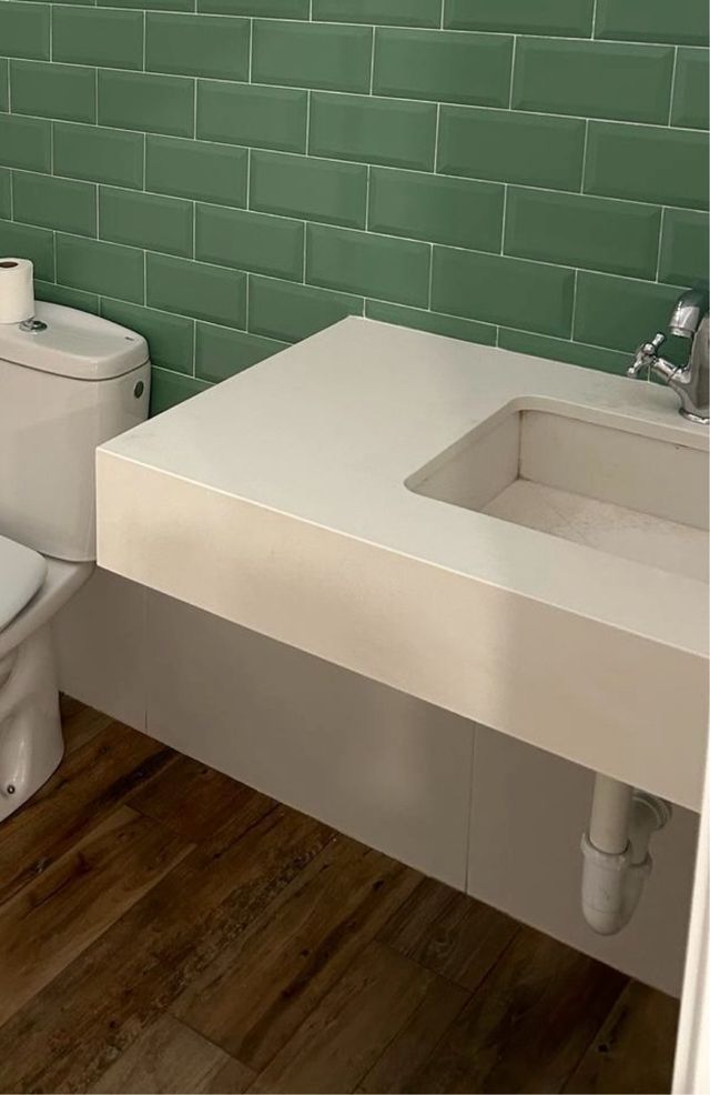 Encimera de baño con lavabo y grifo