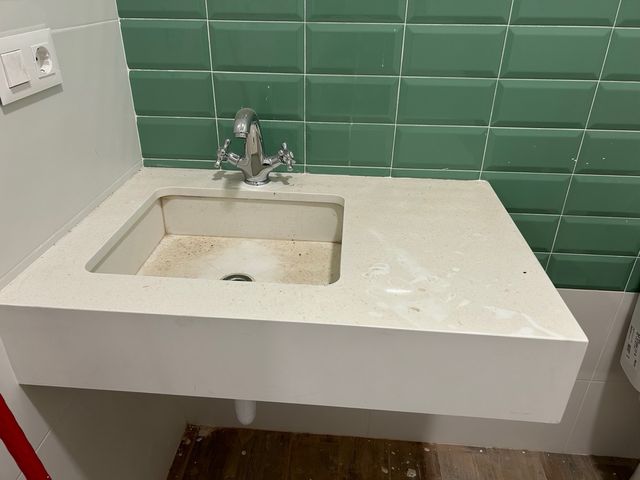 Encimera de baño con lavabo y grifo