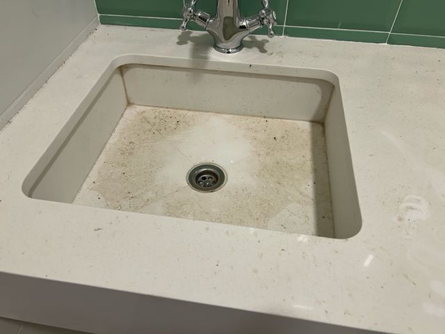 Encimera de baño con lavabo y grifo