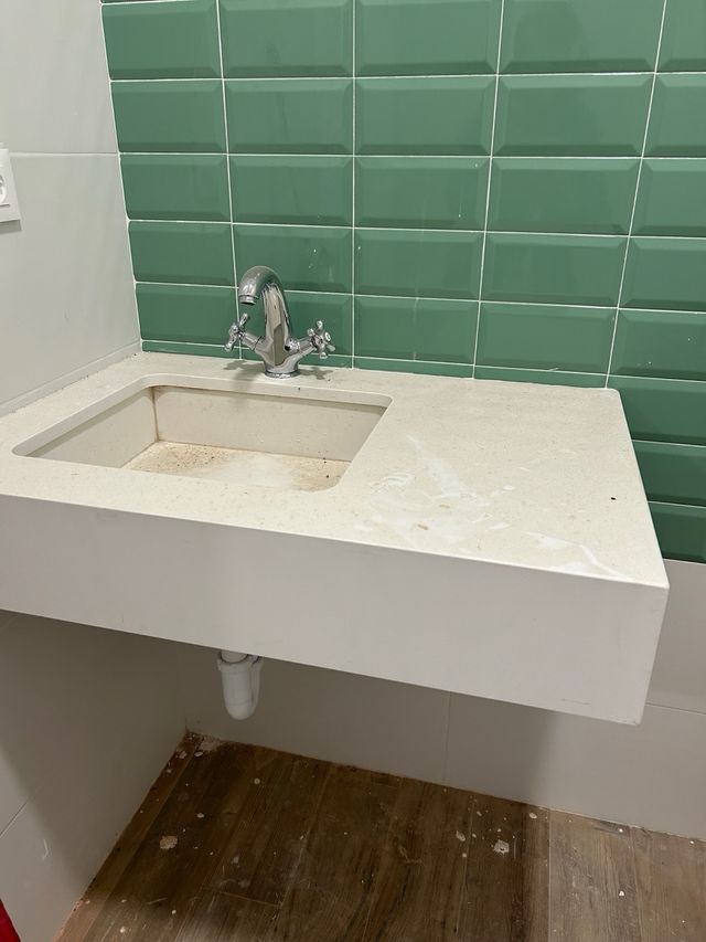 Encimera de baño con lavabo y grifo