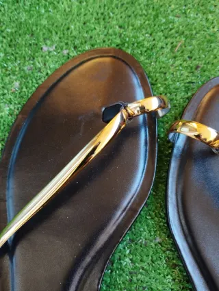 Sandalias ZARA planas negras y doradas