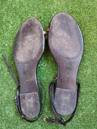 Sandalias ZARA planas negras y doradas