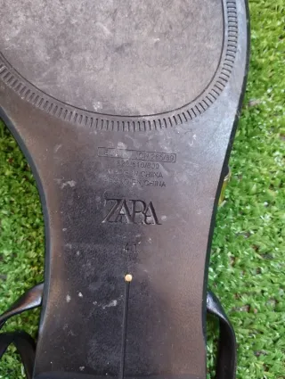 Sandalias ZARA planas negras y doradas