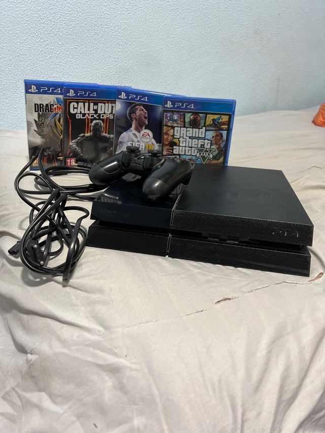 Consola PS4 Negra + 4 Juegos