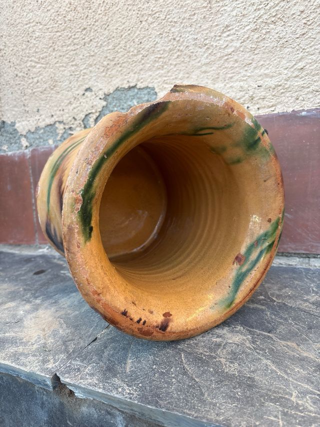 Antiguo bacín con asas