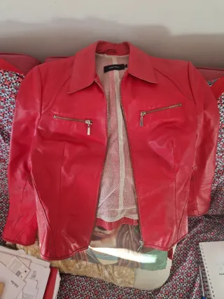 Chaqueta de cuero Mujer Roja de Cortefiel
