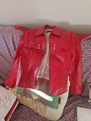 Chaqueta de cuero Mujer Roja de Cortefiel