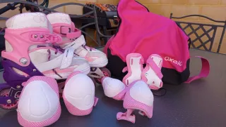 Patines rosas y equipo de protección y mochila