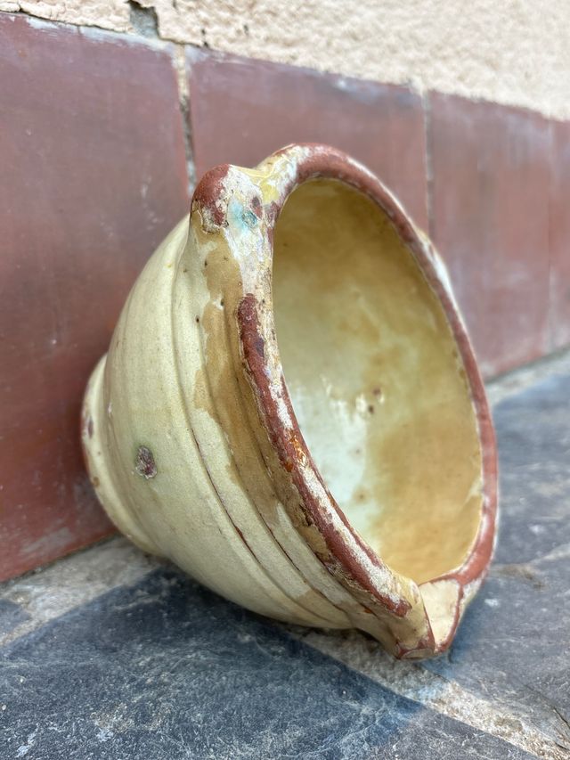 Antiguo mortero barro vidriado