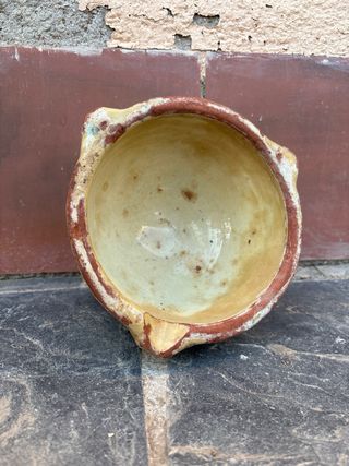 Antiguo mortero barro vidriado