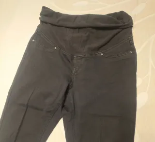 Pantalones premamá negro.