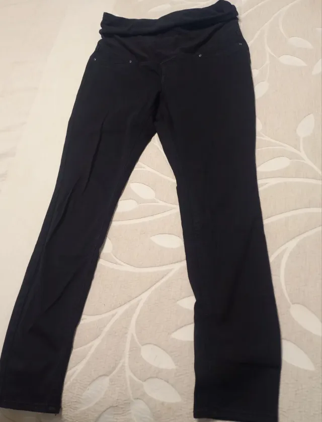 Pantalones premamá negro.