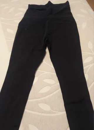 Pantalones premamá negro.