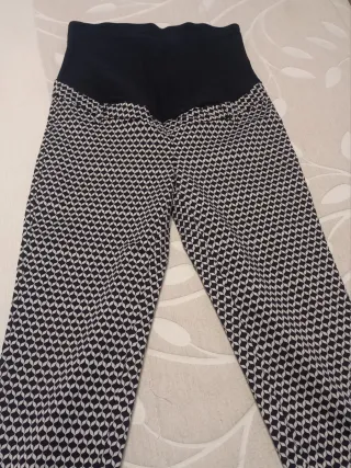 Pantalones premamá negro.