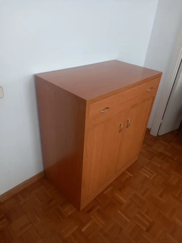 Mueble de madera marrón