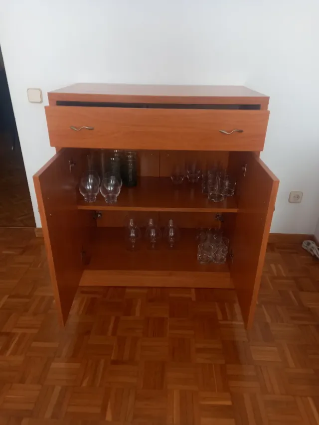Mueble de madera marrón