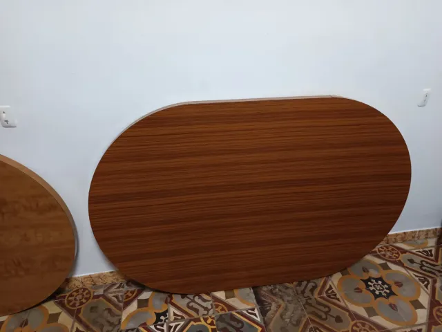 Mesas redondas y ovaladas de madera
