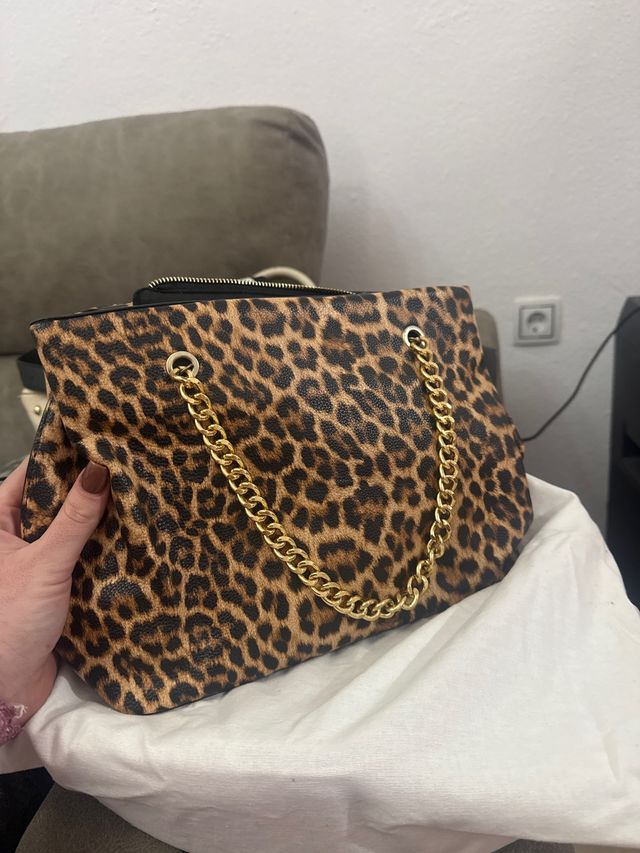 Bolso estampado leopardo con cadena dorada