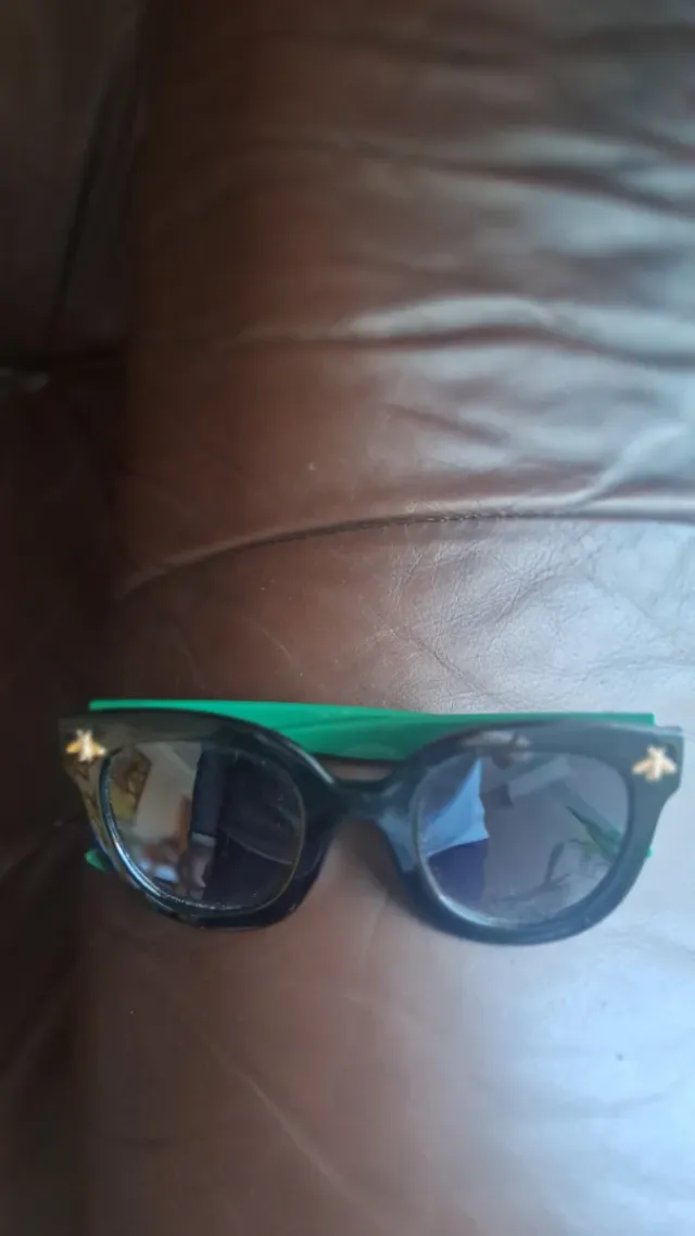 Gafas de sol negras y verdes