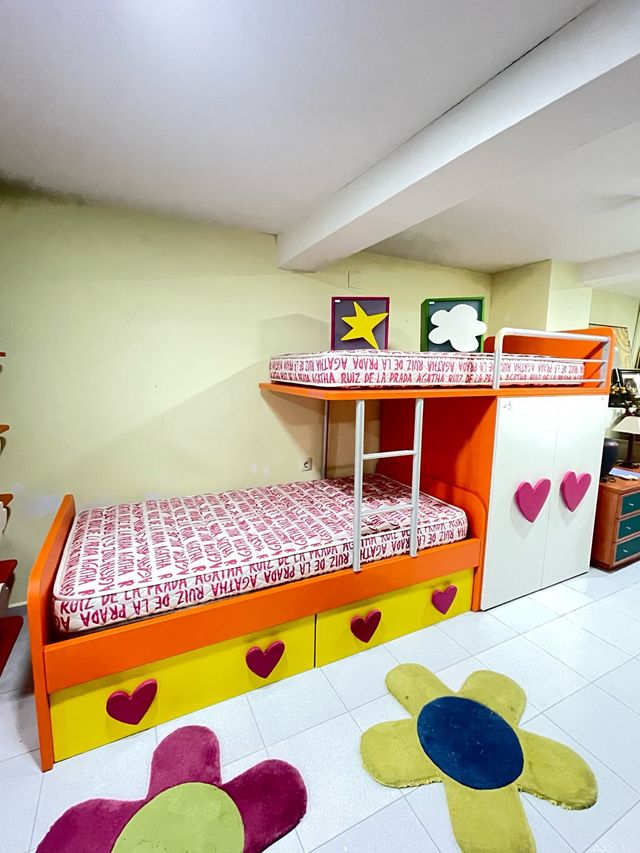 Litera nueva + 2 colchones + estantería