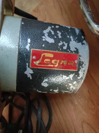 Máquina para colocar bisagras fijas