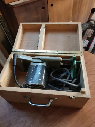 Máquina para colocar bisagras fijas