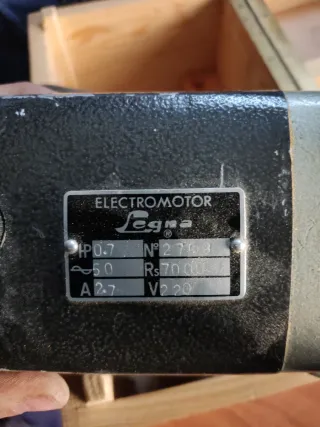 Máquina para colocar bisagras fijas