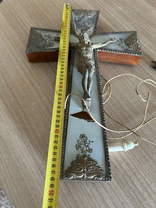 Crucifijo antiguo iluminado para restaurar