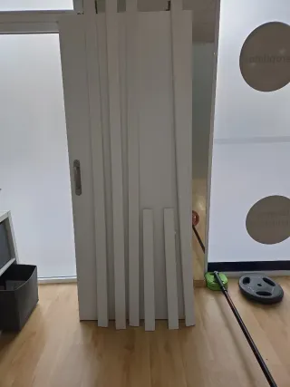 Puerta blanca con molduras y manillas de inox