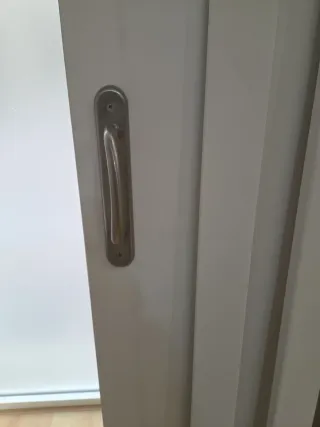 Puerta blanca con molduras y manillas de inox