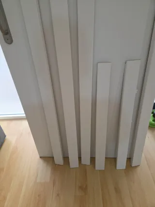 Puerta blanca con molduras y manillas de inox