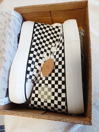 Zapatillas lona tipo Vans cuadros niña.