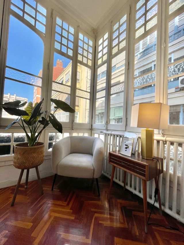 Silla de tela beige con patas de metal negro.