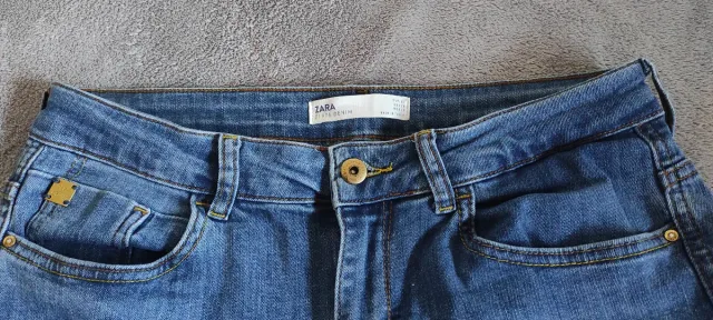 Zara. Vaqueros estrechos azules